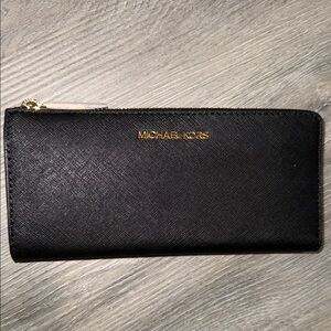 NWT JET SET TRAVEL LARGE THREE QUARTER ZIP WALLET